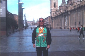 Adolfo Gutiérrez Solares posa junto a la Basílica del Pilar