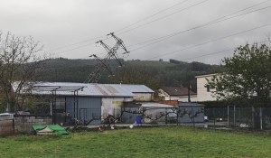 Una torre de suministro eléctrico en peligro de caer