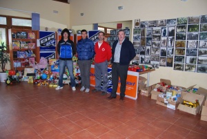 Los organizadores de la II Marcha MTB Valle de Cieza entrega juguetes y alimentos a la Cruz Roja