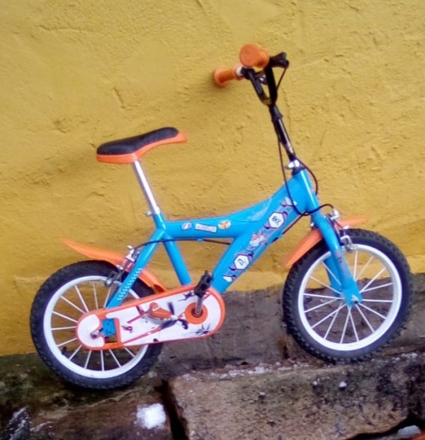 Varios. Se vende bici infantil para niño de 2 a 5 años.