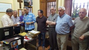 Arrey y Tezanos entregaron el donativo a la directiva de Cáritas Parroquial