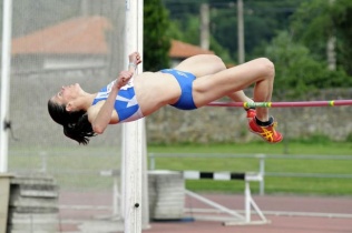 Ruth Beitia logra en Los Corrales la mejor marca española del año.