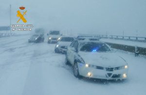 La Guardia Civil libera a decenas de vehículos inmovilizados por la nieve en la A-67
