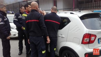 Policía Local y bomberos de Los Corrales abren un vehículo cerrado con un niño dentro