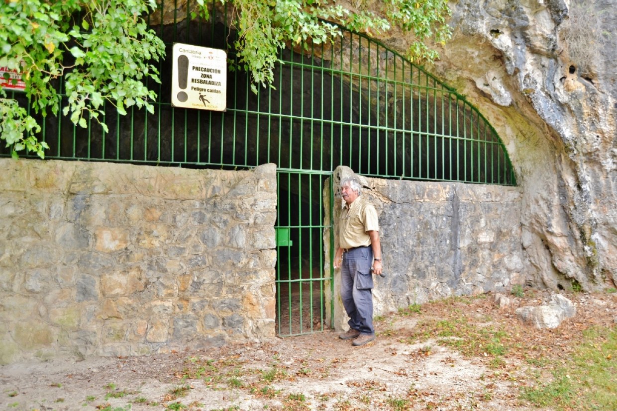 Ludovico Rodríguez en la entrada a la cueva