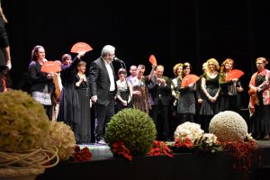 La primera seria de ficción rodada íntegramente en Cantabria recibió un largo aplauso del público que llenó el Teatro Municipal