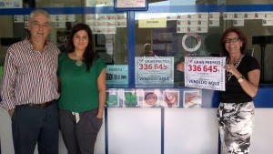 Marisa Rubiales y su familia en la Administración de Loterías