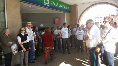 Enfado de los preferentistas de Buelna con el  Racing en su vuelta a las manifestaciones