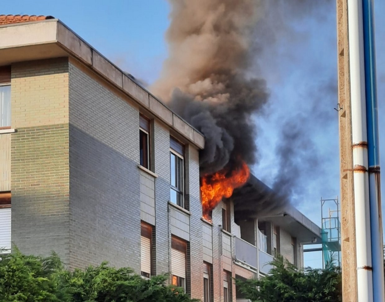 Un incendio calcina una vivienda en el barrio La Garoja de Santiago de Cartes