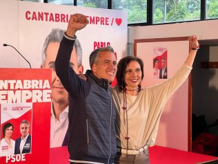El PSOE vuelve a salir a la calle en Los Corrales para reclamar el &quot;cara a cara&quot; con los ciudadanos
