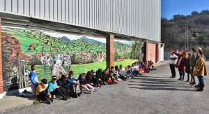 Este jueves se inauguraron los dos grandes murales pintados por artistas locales en el exterior del centro