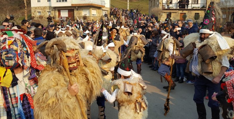 Medio centenar de componentes de la fiesta de Silió viajarán hasta Casavieja para participar como grupo invitado en un desfile de mascaradas abulenses