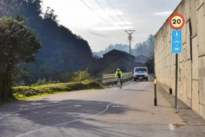 Hasta ahora el carril-bici de Los Corrales a Suances comparte ese tramo de vial con los vehículos, lo que ha provocado ya varios accidentes