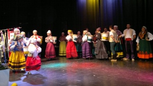 El Grupo de Danzas Entremontañas Virgen de La Cuesta en el concierto benéfico a favor de la AECC