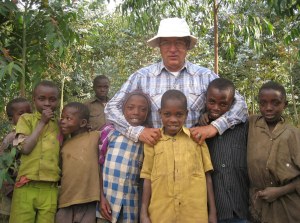 El Hermano Aniceto junto a sus alumnos en Rwanda.