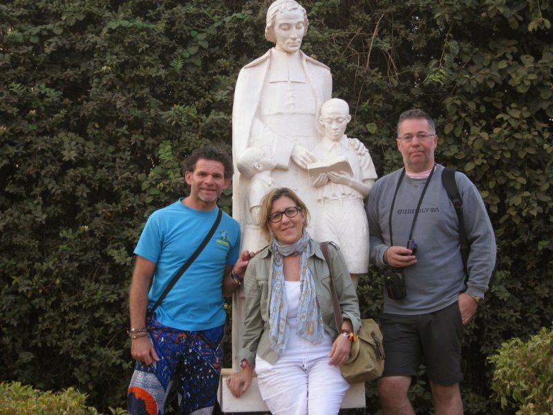 José Manuel, Olga y Óscar, junto a la estatua a San Juan Bautista de La Salle.