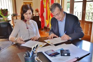 Miguel Tolosa, jefe provincial de Tráfico en Cantabria, y la alcaldesa, Josefina González, firmaron en el despacho de la Alcaldía el acuerdo