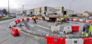 Se construye una nueva rotonda que obligará a cortar la avenida principal de esa área industrial durante la mañana del lunes