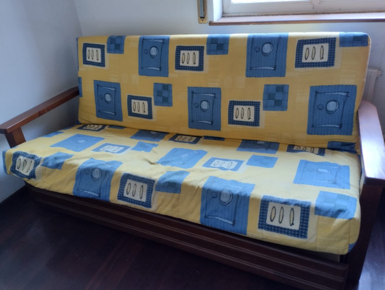 Varios. Se venden sofá cama.