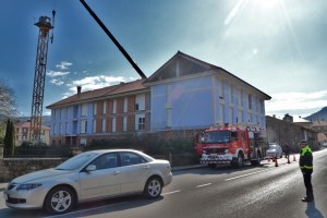 Una chispa provocó un incendio junto a uno de esos edificios en la Avenida Cantabria