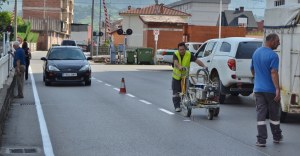 Personal municipal señalizando carreteras en el municipio