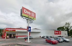 Supermercado Día Maxi en avenida de Cantabria de Los Corrales.