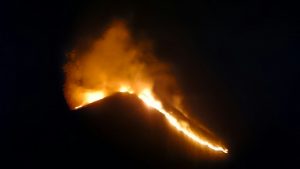 Imagen del fuego en la Peña del Moro, vista desde Los Corrales.