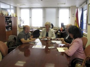 Reunión del alcalde de Bárcena con la consejera de Educación, Formación Profesional y Turismo