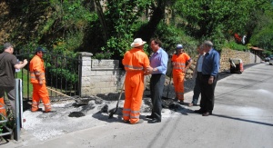 Consejero y alcalde visitando las obras de la carretera principal