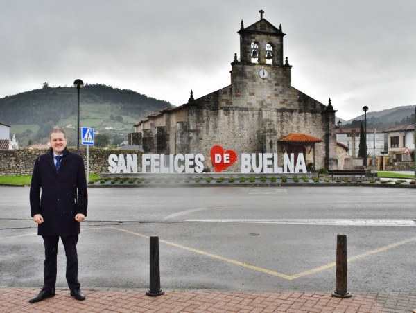 José Antonio Cobo frente a las letras de San Felices
