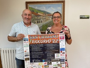 El alcalde de Cartes, Agustín Molleda, y la presidenta de la Asociación Cultural Riocorvo y sus gentes, Violeta Revuelta, con el cartel de fiestas de San Cipriano