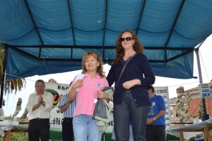 La ganadora, izquierda, junto a la alcaldesa, Mercedes Toribio.