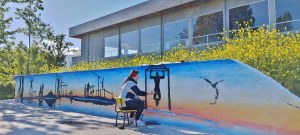 Cintia González ultimando su mural en el entorno de la Bolera Cubierta