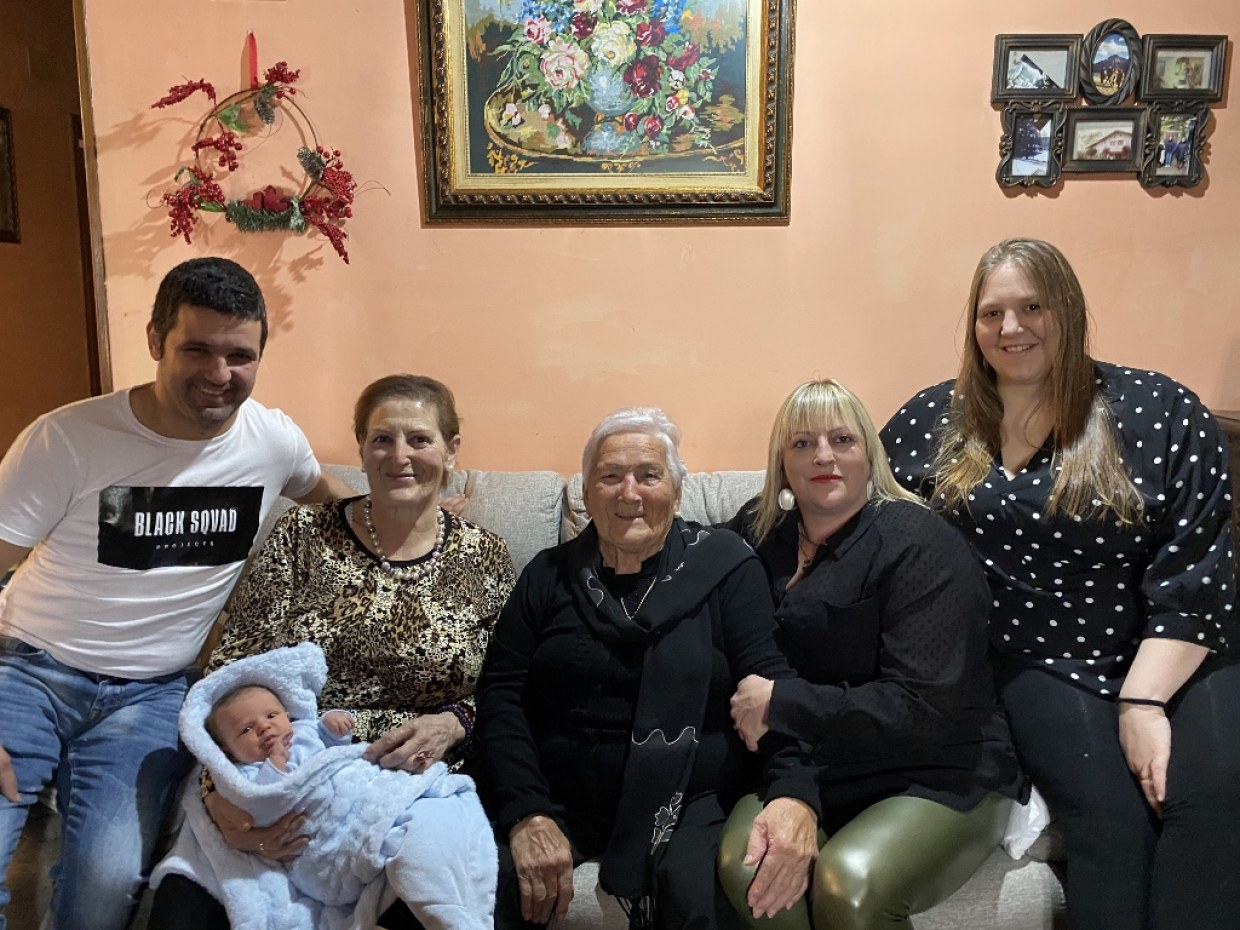 De izquierda a derecha, Miguel padre, Begoña (bisabuela) con Miguel hijo, Raquel (tatarabuela), Begoña (abuela) y la madre, Beatriz