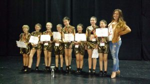 El grupo infantil del Body Dance con Arancha y su premio.