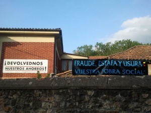 Pancartas colocadas en Arenas de Iguña.