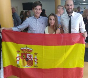 Diego, Ana y Alberto sostienen nuestra bandera.