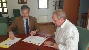 Firma del acuerdo entre Miguel Tolosa y Agustín Pernía