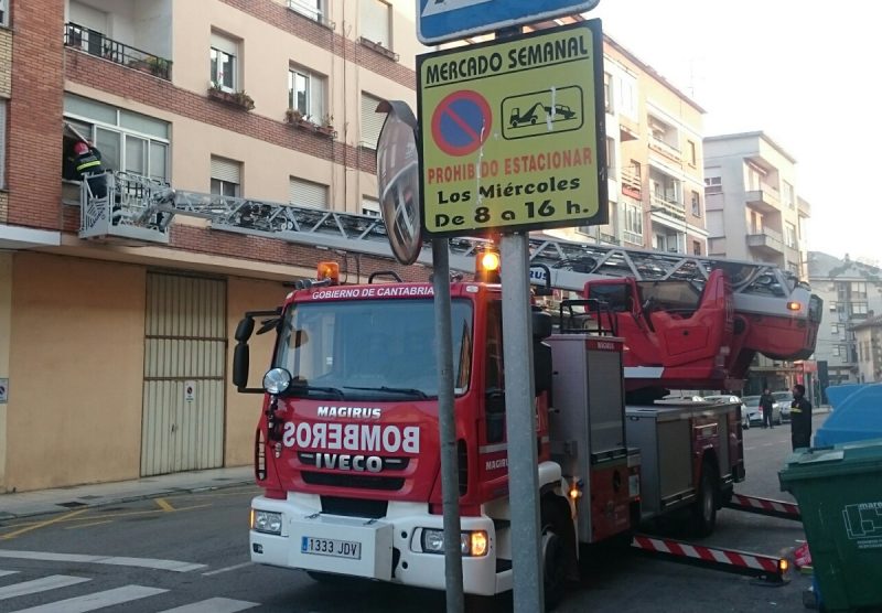 Entrada de los bomberos en la vivienda