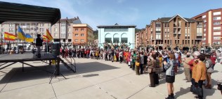 Más de 150 personas se reunieron en la plaza de la Constitucion cantando por la paz