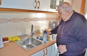 Tomás Santos comprobaba cada poco la turbidez del agua en su casa de Silió