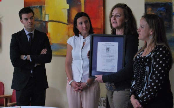 Toribio entrega a Caranca el certificado de calidad