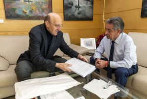 Miguel Ángel Revilla se ha reunido con el alcalde, José Antonio González Linares, para estudiar vías de colaboración entre ambas administraciones