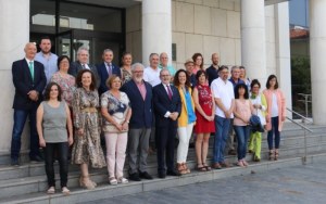 Foto de familia de los representantes de los ayuntamientos, los directores de las sedes de los Cursos de Verano y representantes de la Universidad de Cantabria