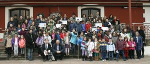  Alumnos y profesores del centro tras recibir el premio en Torrelavega