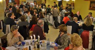 La junta local de la AECC en Los Corrales recaudó más de 3.100 euros en su primera cena benéfica