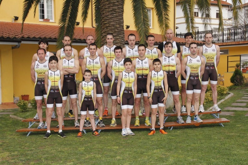 Equipo 2012 del Club Triatlón Buelna