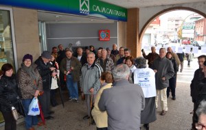 Habitual concentración frente a Liberbank - Caja Cantabria de Los Corrales.