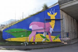 Sandra Suárez, Víctor Gómez y Julio Martín han comenzado por pintar el subterráneo de la carretera a Collado de Cieza