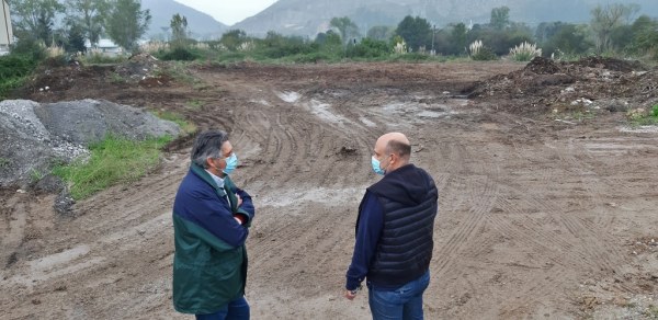 Luis Ignacio Argumosa Abascal y Julio Arranz Ochoa visitando el terreno en el que se habilitará el aparcamiento para camiones